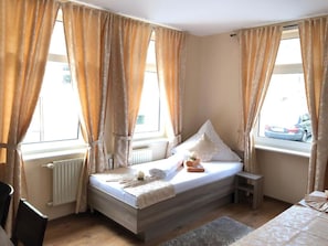 Deluxe Dreibettzimmer mit eigenem Bad