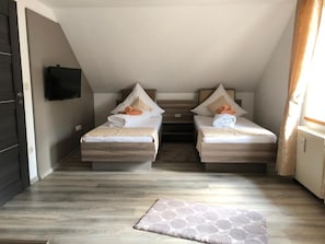 Basic Dreibettzimmer mit Gemeinschaftsbad