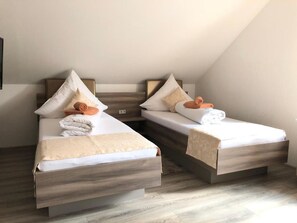 Basic Dreibettzimmer mit Gemeinschaftsbad