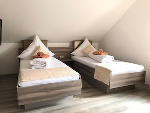 Basic Dreibettzimmer mit Gemeinschaftsbad