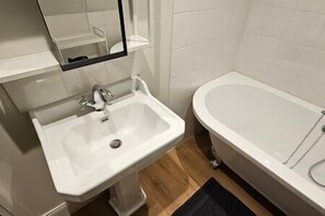 Salle de bain avec baignoire (2)