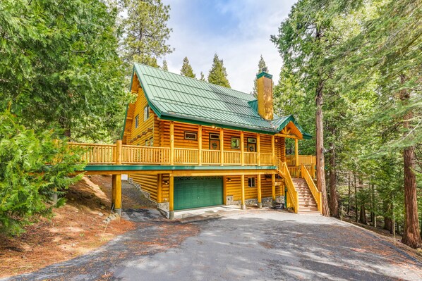Shaver Lake Vacation Rental | 2BR | 3BA | 2,697 Sq Ft | Steps Required to Enter