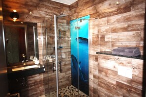 Bad mit ebenerdiger Designdusche