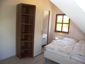 Schlafzimmer mit Doppelbett Sunrise