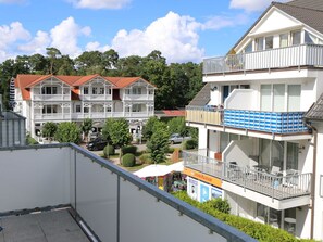 Ausblick vom Balkon zur Strandstraße