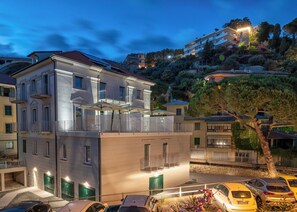 Fachada da propriedade à noite