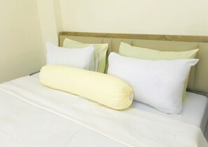King-size bed with 4 pillows.