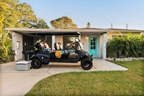 Golf cart available to rent it out during your stay!