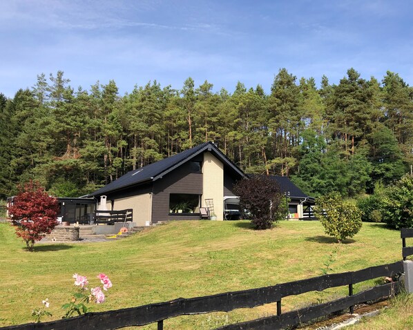 Blick aufs Haus (Terrasse ist links)