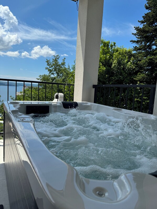 Terrasse mit Whirpool
