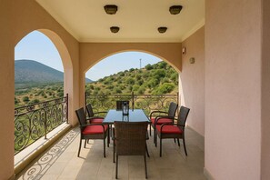Expansive Balcony with Mountain Views
A perfect outdoor space for sunrises, sunsets, and stars.