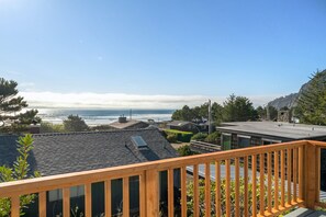 Upper Deck with stunning ocean views - Upper Deck with stunning ocean views