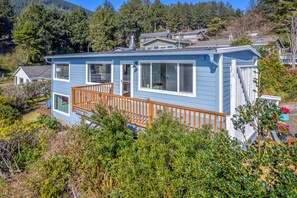 Upper deck with stunning ocean views - 2 story Oceanview 3 bedroom/3 bath home 1 1/2 block to the beach.