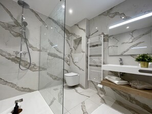 Bathroom 1 (2)