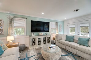 Living Room | Smart TV | Free WiFi | Twin Folding Ottoman Sleeper