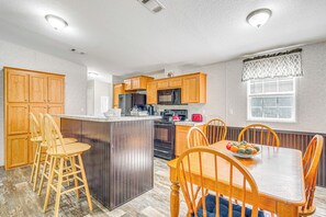 Kitchen | Dining Area | Dishware & Flatware Provided