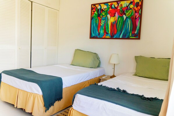 2nd bedroom with twin beds