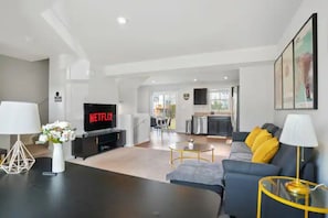 Living area with dedicated workspace and Smart TV 55"
