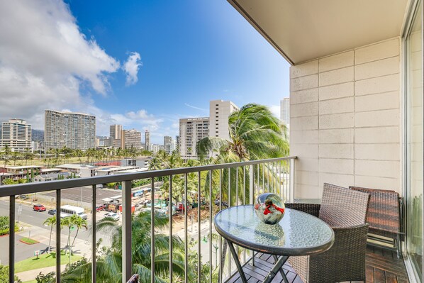 Honolulu Vacation Rental | 1BR | 1BA | 600 Sq Ft | Step-Free Access