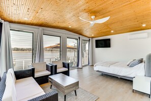 Studio | Queen Bed | Linens Provided | Smart TV
