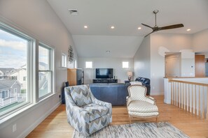 Living Room | 3rd Floor | Flat-Screen TV | Fireplace
