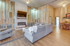 Living Room | Free WiFi | Smart TV | Electric Fireplace