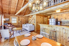 Cabin Interior | Central Air Conditioning/Heat | Free WiFi | Wet Bar