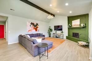 Living Room | Free WiFi | Smart TV w/ Cable | Central A/C
