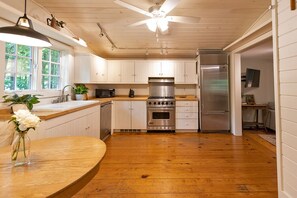 chef's eat in kitchen