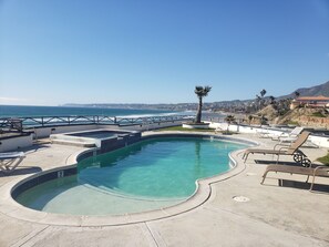 Pool& jacuzzi overlooking the ocean