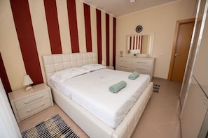 Bedroom 1 - Double room (King size)