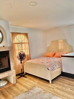 6th Master suite + full bathroom + Queen Bed + Cal-King Bed, Terraza access.