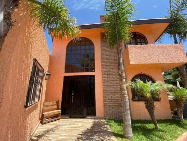 6 Bedrooms with/5 full Jr Master suite Bathrooms + 1/2 bathroom in Kitchen area.