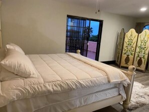 6th Master suite + full bathroom + Cal King Bed + Queen Bed + Terraza access.