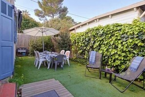 terrasse, salon de jardin, parasol, barbecue