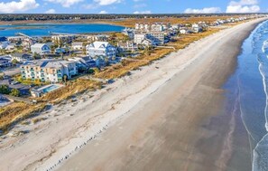 Grand, wide, uncrowded beach/