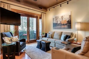 Living Room | Smart TV | Central A/C | Single-Story Home