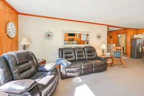 Living Room | Flat-Screen TV w/ Satellite | Electric Heating & A/C Unit
