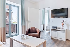 Wohn-Essbereich mit Couch und Flatscreen-TV
