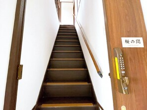 ・[Sakura Room] A simple design and a staircase with the warmth of wood that gives you a sense of security, like being at home.
