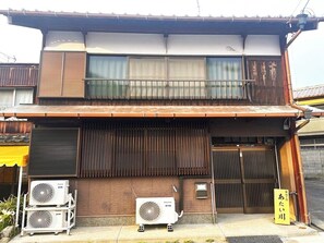 ・[Exterior] The calm atmosphere exudes the charm of traditional Japanese architecture, welcoming visitors with elegance.