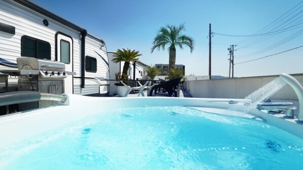 Outdoor spa tub