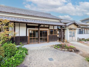 ・[Exterior] There is also a restaurant and a salon in a separate building on the same premises.
