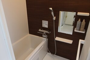 Bathroom: Refa shower heads are installed.