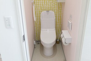 Toilet with cleaning function