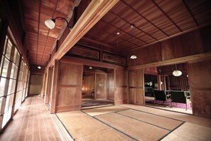 The two rooms on the corridor side can be partitioned off to be used as bedrooms.