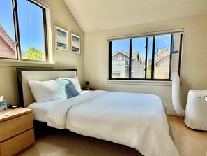 Comfy Queen bed, blackout shades, TV, portable A/C!