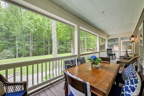 Screened Porch | Outdoor Dining & Seating