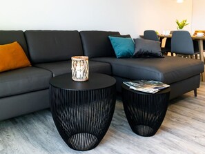 Hafenspitze App.1.03- großes Sofa im Wohnbereich