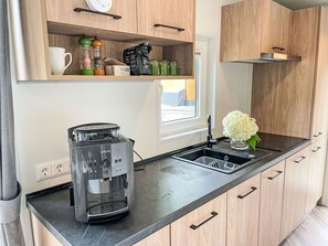 Comptoir, Cabinetry, Propriété, Meubles, Appareil De Cuisine, Cuisine, Cuisinière, Design Intérieur, Électroménager, Éclairage
